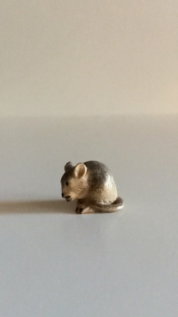 Maus bückend