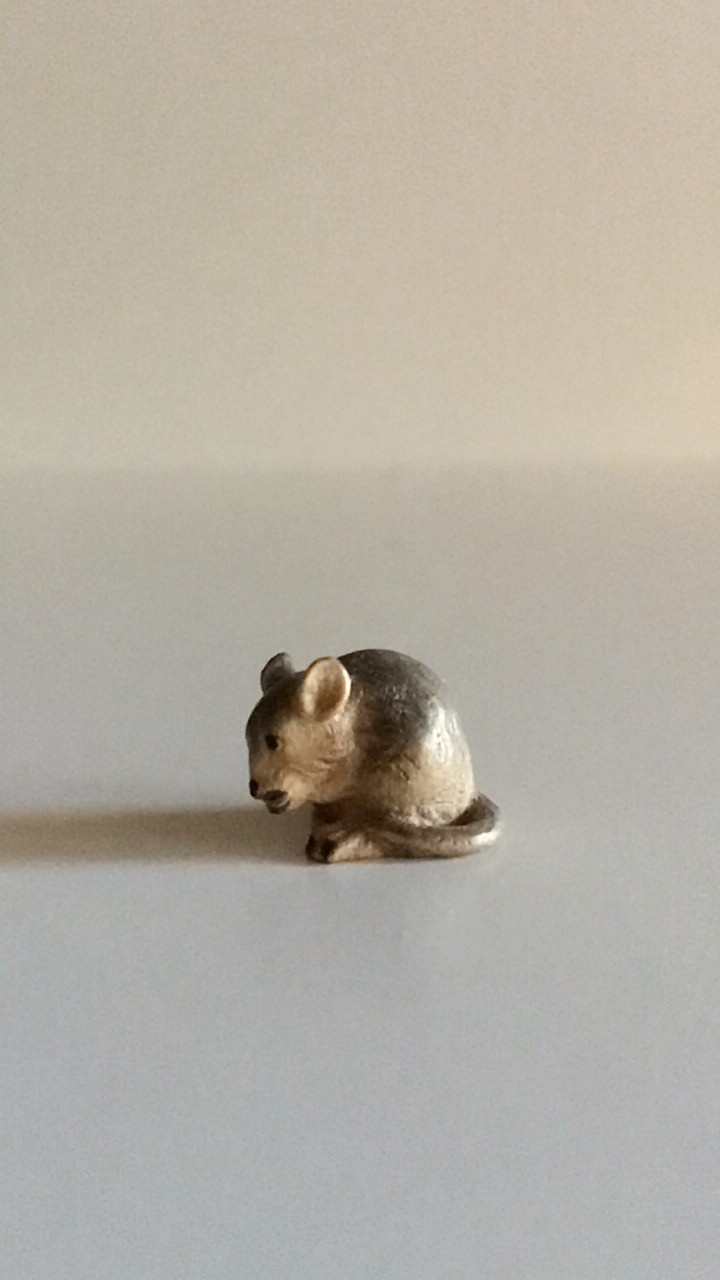 Maus bückend