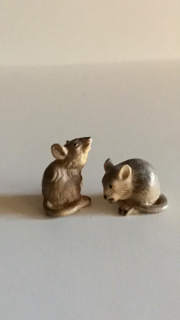Maus sitzend + Maus bückend
