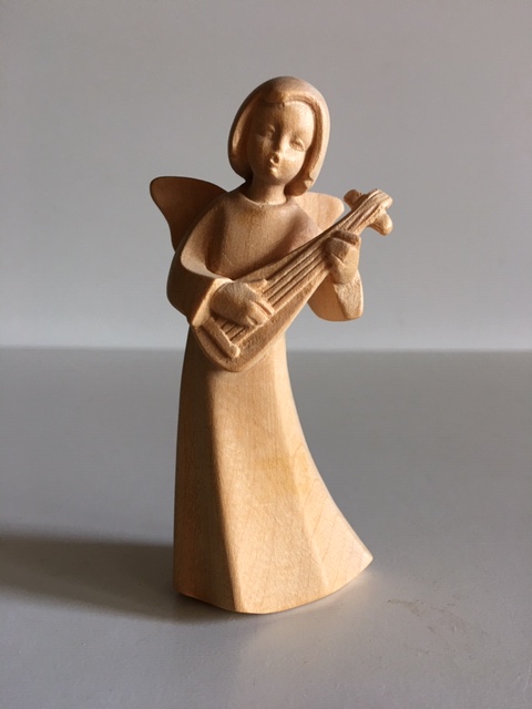 Engel singend mit Gitarre modern