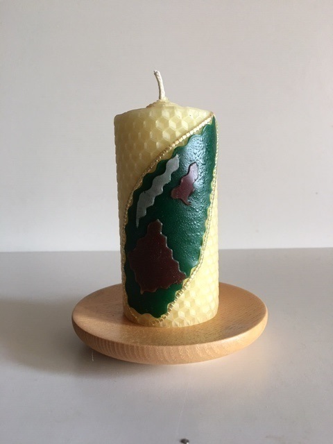 Kerzenhalter mit Kerze aus Bienenwachs