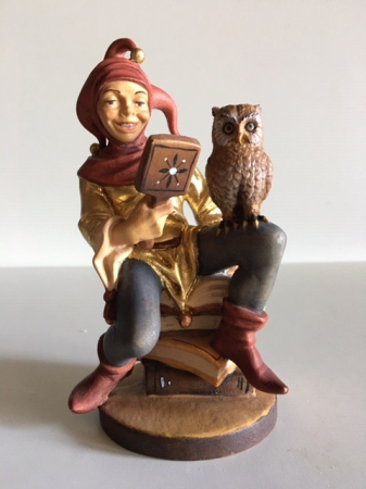 Till Eulenspiegel auf Bücher sitzend