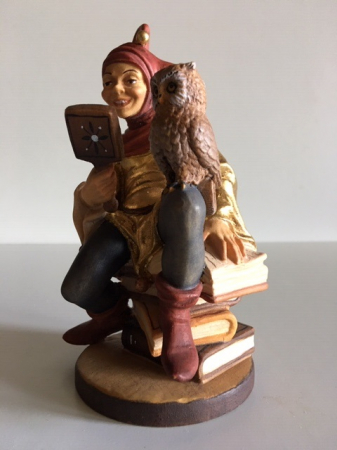 Till Eulenspiegel auf Bücher sitzend