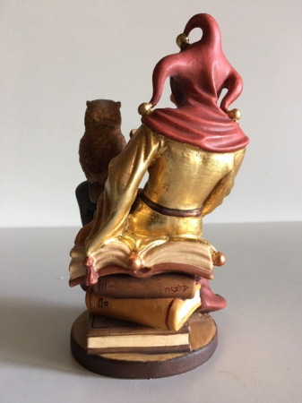 Till Eulenspiegel auf Bücher sitzend