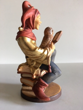 Till Eulenspiegel auf Bücher sitzend