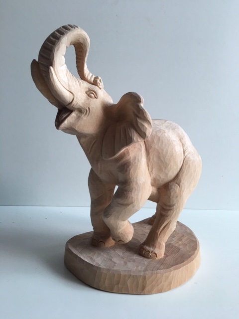 Elefant auf Sockel