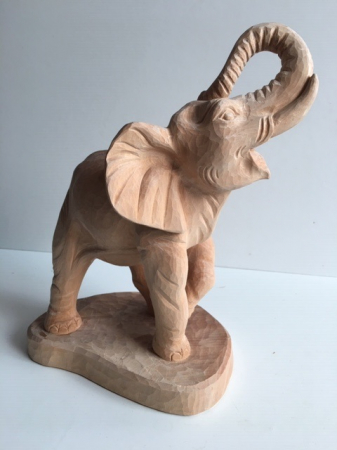 Elefant auf Sockel