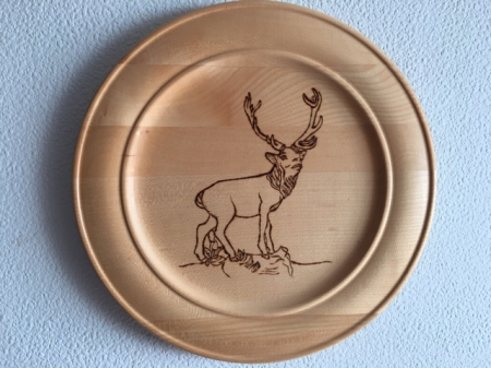 Holzteller mit Hirsch-Motiv