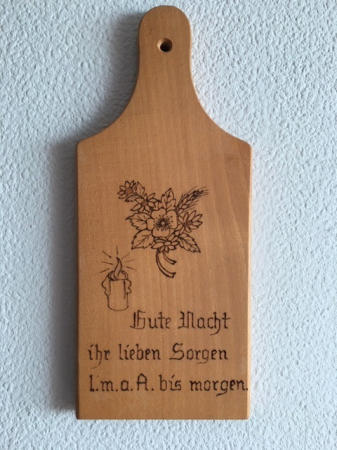 Küchenbrett mit eingebranntem Text