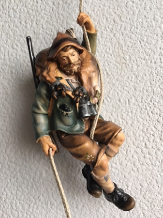 Abseilender Jäger mit Gemse