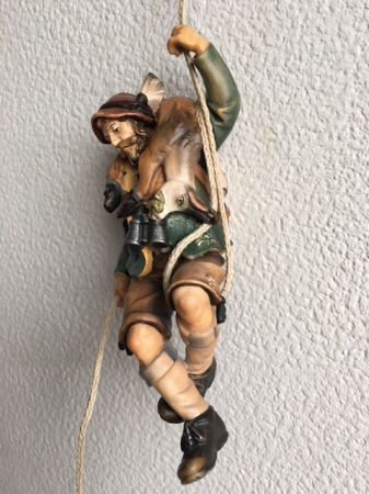 Abseilender Jäger mit Gemse