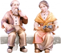Opa und Oma sitzend ohne Bank